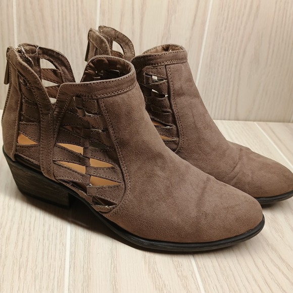 BAMBOO Shoes - BAMBOO Womens Sadie-35S Size 6 Ankle Booties Brown Cuban Heel Zip Up‎ Geometric